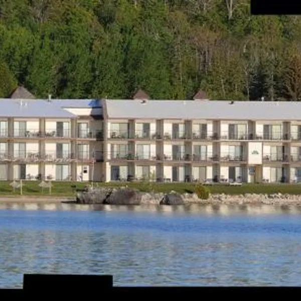 AmericInn by Wyndham Saint Ignace Lakefront，位于圣伊尼亚斯的酒店