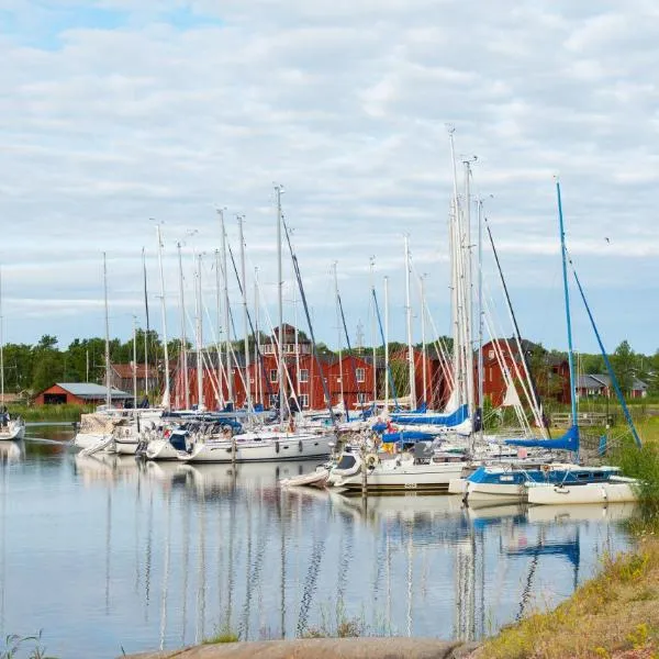 Brudhäll Hotel & Restaurant，位于Sommarö的酒店