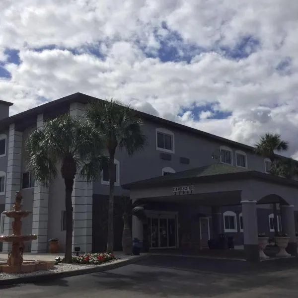 Days Inn & Suites by Wyndham Bonita Springs North Naples，位于博尼塔斯普林斯的酒店