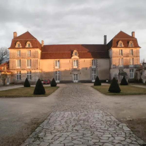 德克拉祖城堡住宿加早餐和乡间别墅酒店，位于La Rochebeaucourt-et-Argentine的酒店