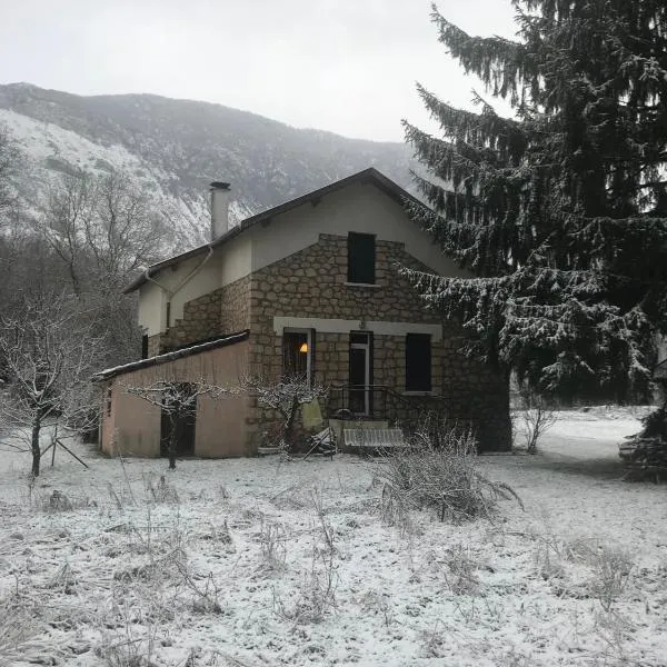 CHALET Tout Confort Proche d AX 3 Domaines，位于Vèbre的酒店