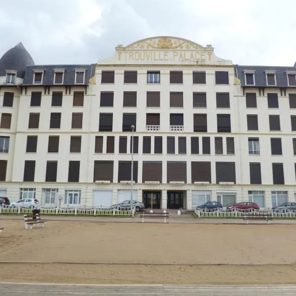 Paradis les pieds sur le sable trouville palace，位于滨海图维列的酒店