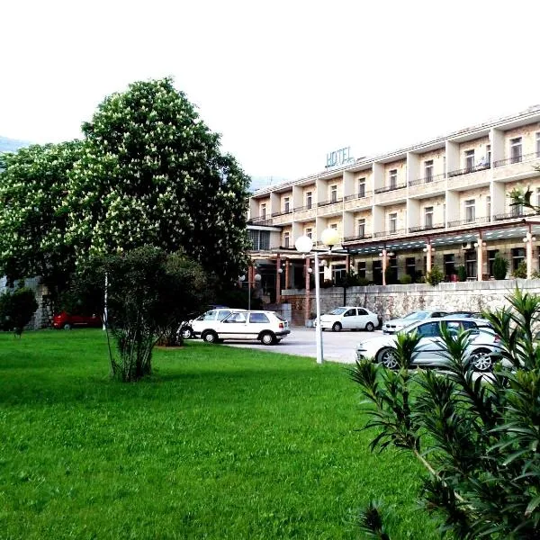 莱奥塔尔酒店，位于Police的酒店