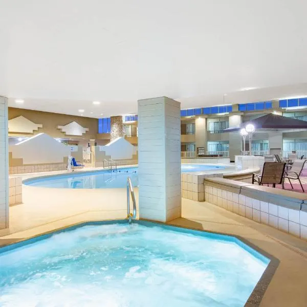 Ramada by Wyndham Midtown Grand Island，位于格兰德岛的酒店