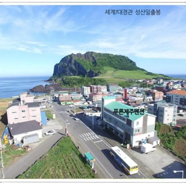 푸른제주 펜션，位于西归浦市的酒店