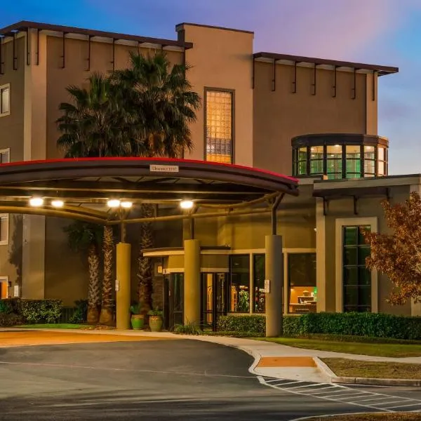 莱克兰贝斯特韦斯特PLUS套房酒店，位于Atascosa的酒店