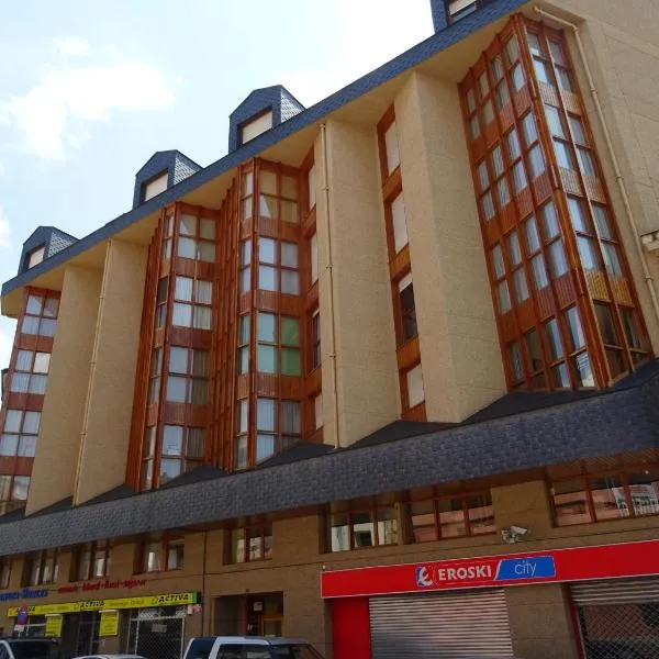 Piso grande en el centro de Jaca con WIFI y garaje，位于哈卡的酒店