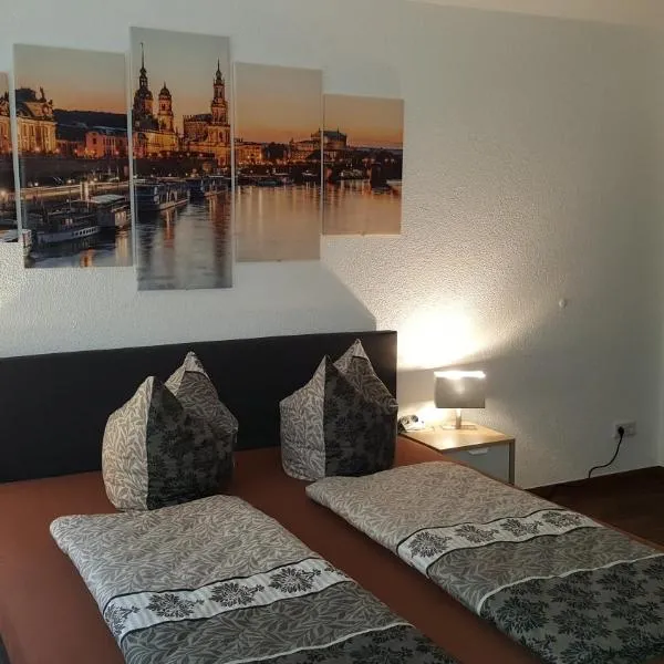 Ferienwohnung oder Studio Dresden-Neustadt inkl Parkplatz mit Balkon oder Terrasse，位于拉德博伊尔的酒店