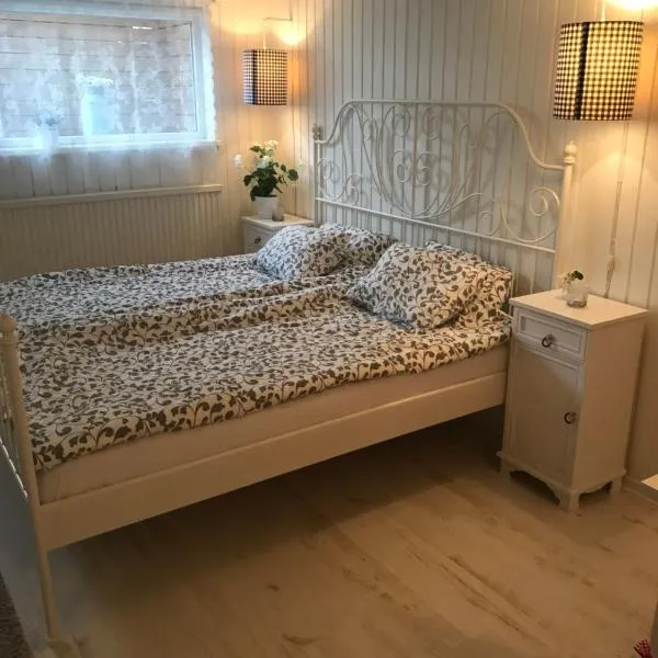 Room with pentry, separate entrance, no cardpayment，位于Kvarnarp的酒店