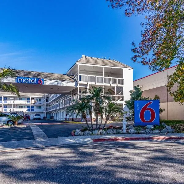 喷泉谷/亨廷顿海滩戴斯酒店&套房，位于芳泉谷的酒店