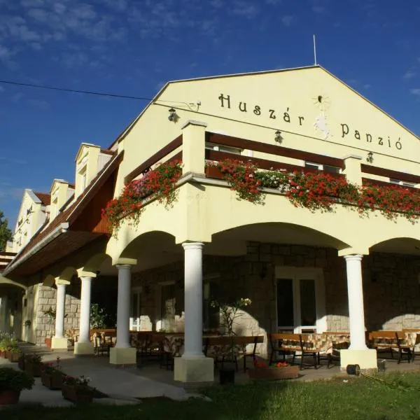 骑士酒店加餐厅，位于Makkoshotyka的酒店