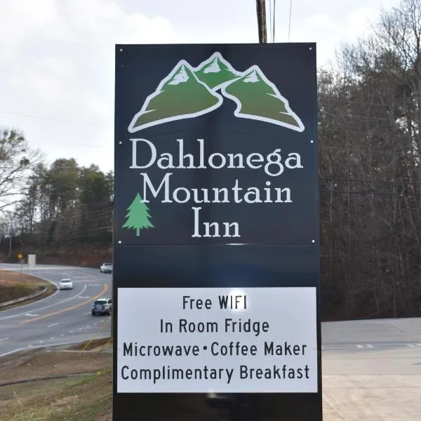 Dahlonega Mountain Inn，位于道森维尔的酒店