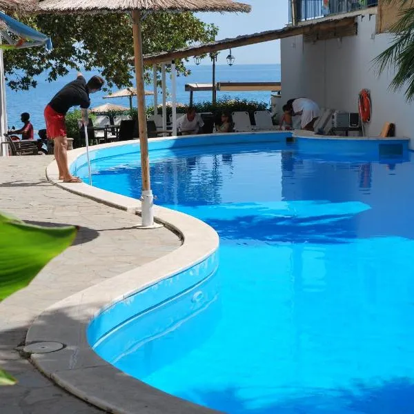 卡尼里海滩酒店，位于Yéfira的酒店