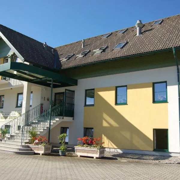 Gasthaus Pension Zum lustigen Steirer，位于穆尔河畔布鲁克的酒店