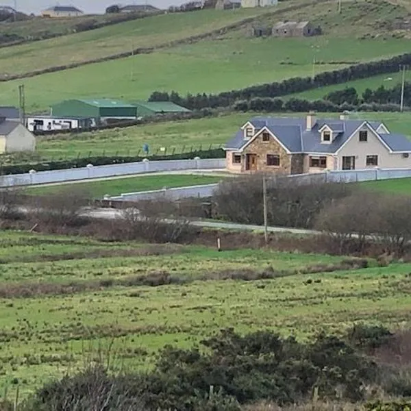 Beautiful Home on Lake Carrowmore，位于贝尔马利特的酒店