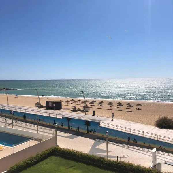 Apartment Girasol Front Beach Quarteira Algarve，位于奎特里拉的酒店