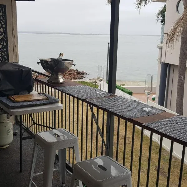 Waterfront Location - 2 Bed Apartment in Corlette, Port Stephens - Sleeps 4，位于科莱特的酒店
