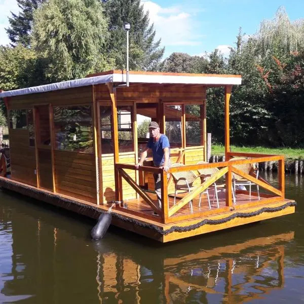 Hausboot / Floss，位于Canow的酒店