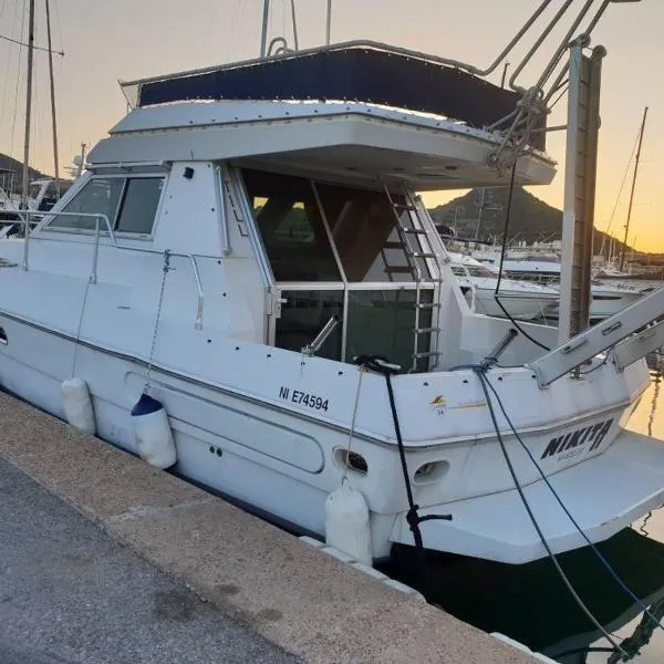 Ferretti 36 ' Bateau à Quai Vieux-Port Cannes Festival La Croisette，位于昂蒂布的酒店