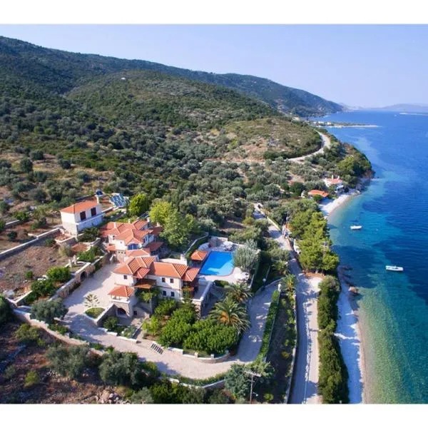 Alonissos beach villa 5 steps away from the sea，位于Kalamakia的酒店