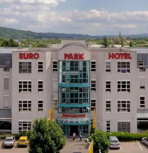 亨内夫欧罗公园酒店，位于Neunkirchen的酒店