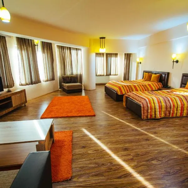 克里斯塔尔帕拉斯酒店，位于Omorani的酒店