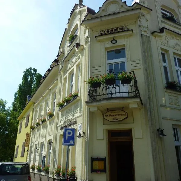 纳弗日斯塔特斯克酒店和餐厅，位于卡尔维纳的酒店
