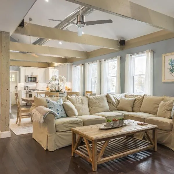 Luxury Marblehead Condo，位于马布尔黑德的酒店