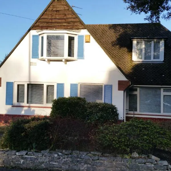 Lovely Bournemouth cottage with beautiful large garden, 5 min to the beach by car，位于伯恩茅斯的酒店