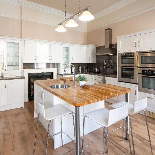 Stunning Spacious Central Apartment near Parade Gardens，位于巴斯的酒店