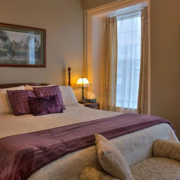 Sir Isaac Brock B&B Luxury Suites，位于Mallorytown的酒店