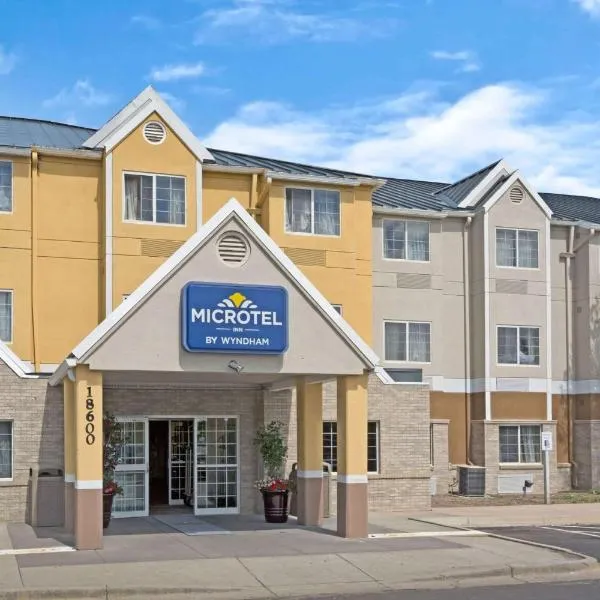 Microtel Inn & Suites by Wyndham Denver Airport，位于Watkins的酒店