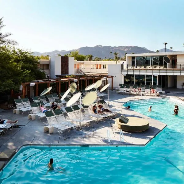 艾斯游泳俱乐部棕榈泉酒店，位于棕榈泉的酒店