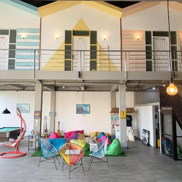 Beach Hut Hostel，位于金巴兰的酒店