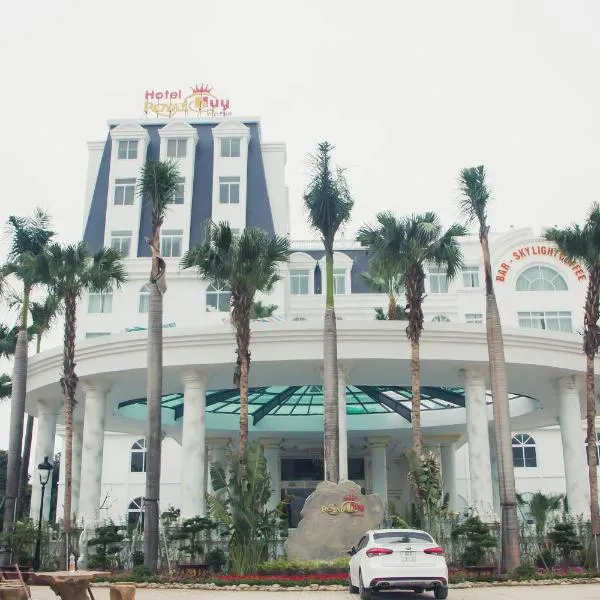 Royal Huy Hotel Vinh Phuc，位于Việt Trì的酒店