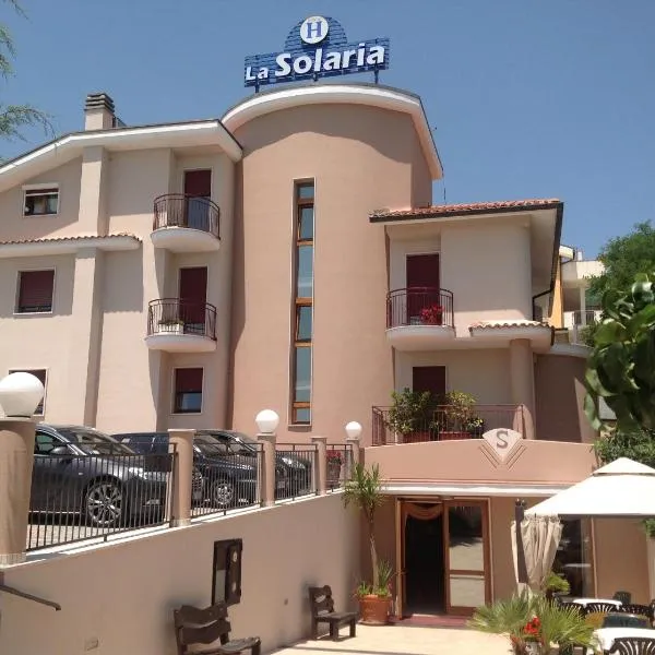 Hotel e Appartamenti La Solaria，位于Borgo Celano的酒店
