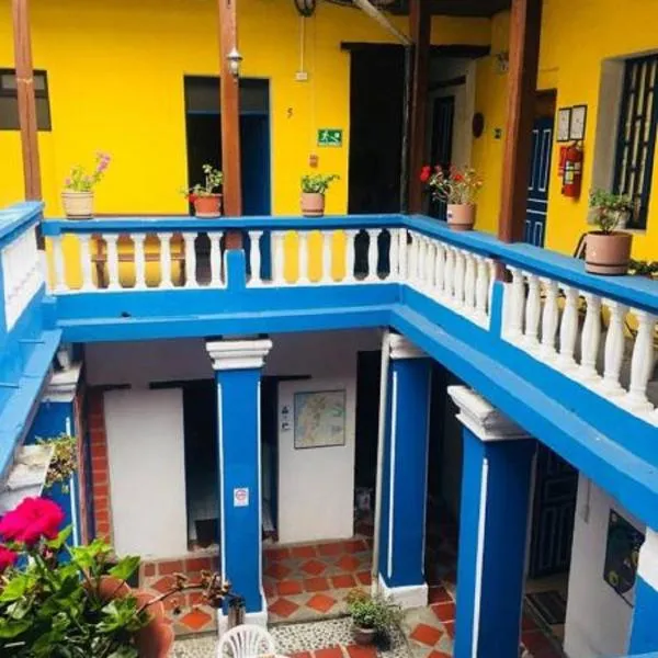 Blue Door Housing Historic Quito，位于基多的酒店