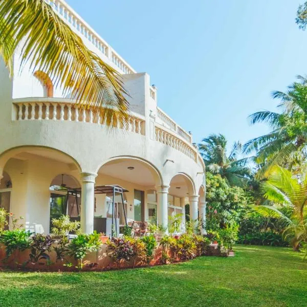 SaffronStays La Casa Maestro, Kashid - spanish-style luxury villa near Kashid Beach，位于Korlai的酒店