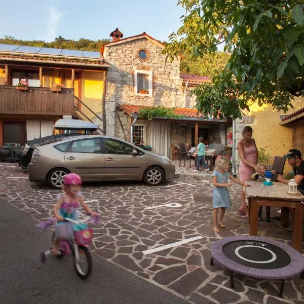 Hostel Xaxid，位于Brezovica pri Gradinu的酒店