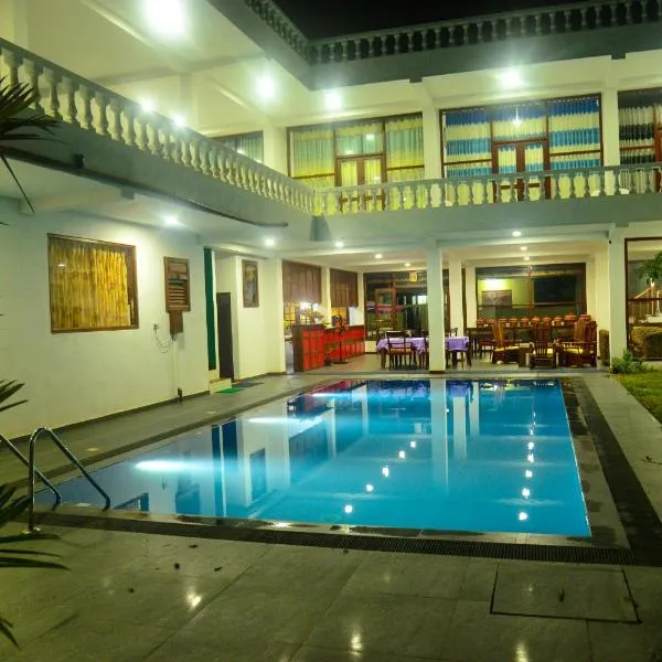 Hotel Nadee，位于阿鲁特伽马的酒店