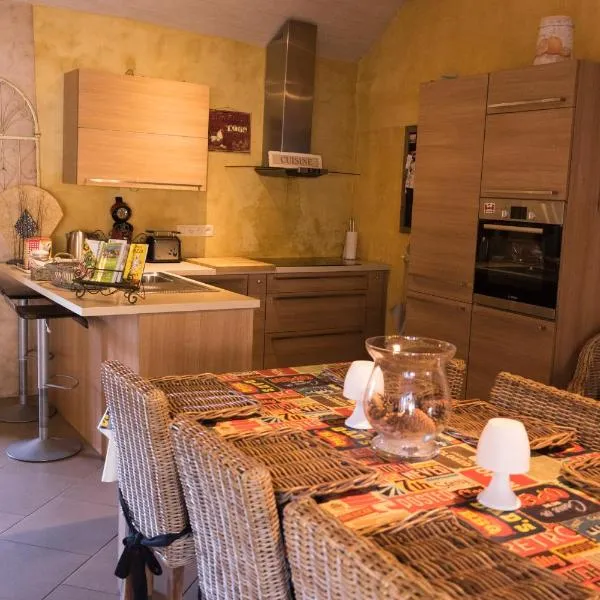 Gîte de Corbion une envie d'Ailleurs 6personnes et le Pt Bonheur 2 personnes，位于Leignon的酒店