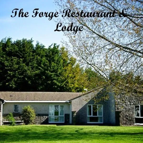 Forge Motel & Firehouse Restaurant，位于Llangynin的酒店