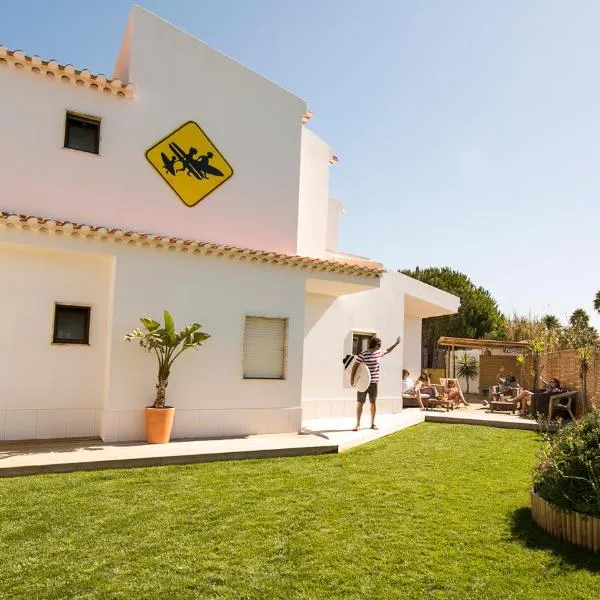 Algarve Surf Camp & Hostel Sagres，位于萨格里什的酒店