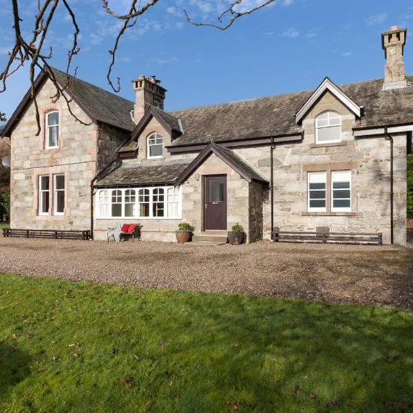 Ardveich House, large Scottish estate home with loch & hill views，位于斯特拉西尔的酒店