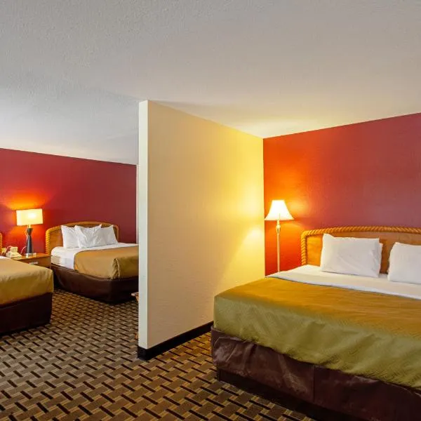 Econo Lodge Inn & Suites，位于Plainville的酒店
