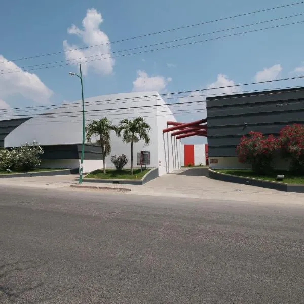 La Isla Auto Hotel，位于图斯特拉古铁雷斯的酒店