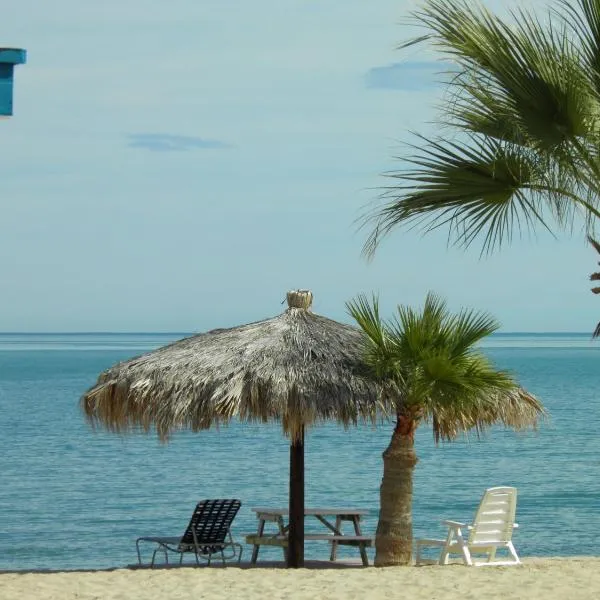 #52 Bungalow Seaside Hotel & Victors RV Park，位于Playa El Paraíso的酒店