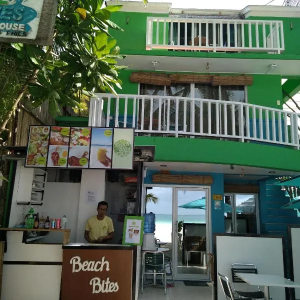 蓝色海浪沙滩小屋住宿加早餐旅馆，位于长滩岛的酒店