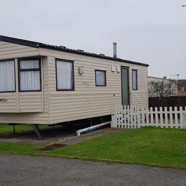 4 Berth with private Garden - 58 Brightholme Holiday Park Brean!，位于布里恩的酒店