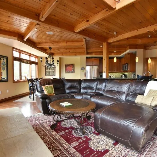 Blue Mountain-Luxurious BlueSki George Chalet, Hot Tub, Pool, Gas Fireplace，位于蓝山的酒店